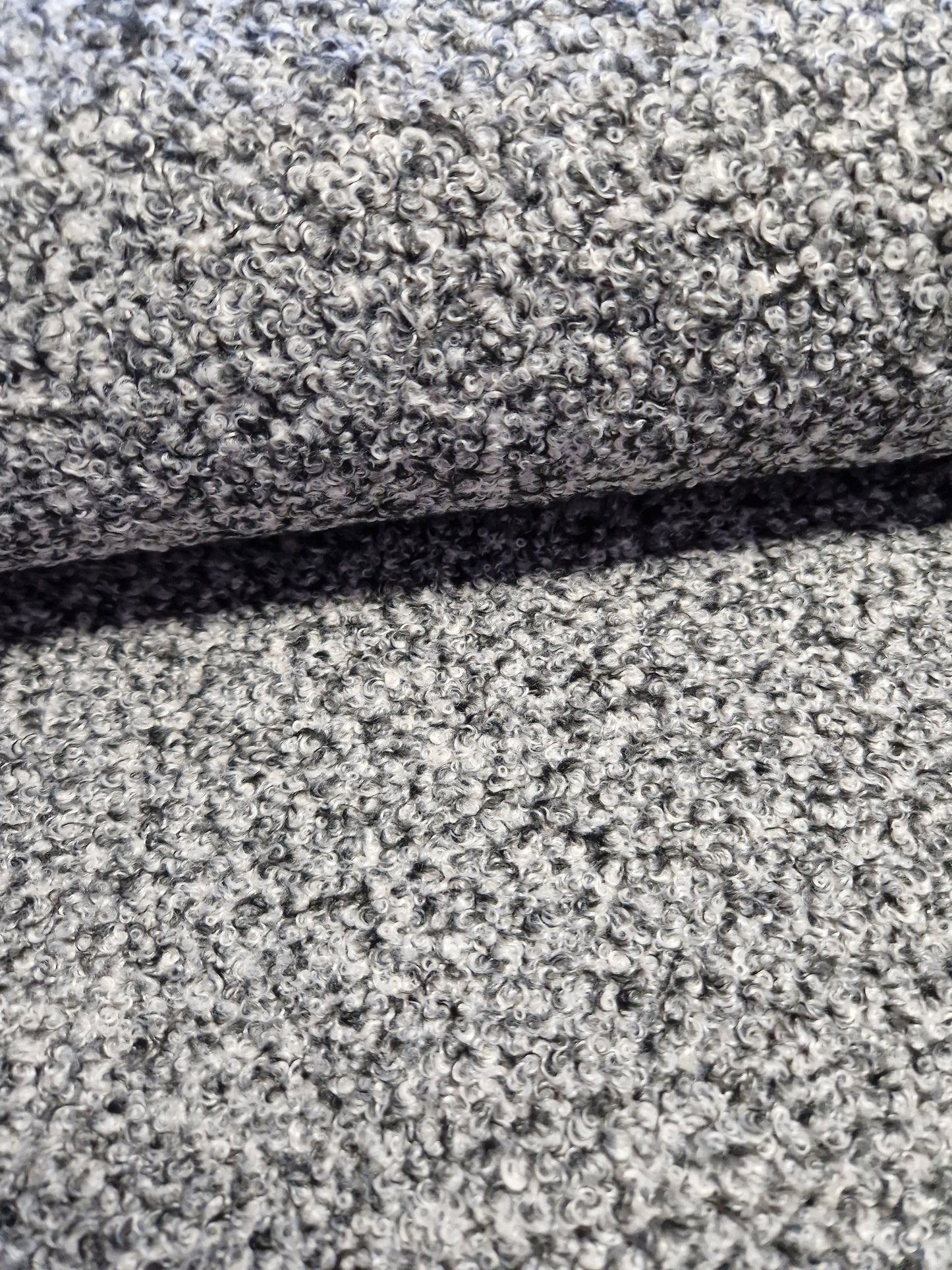 Boucle grau-weiß